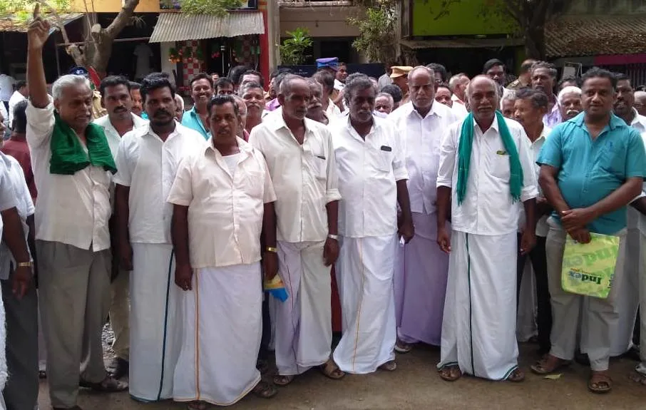 office blocked for demand for insurance;Farmers arrested !!